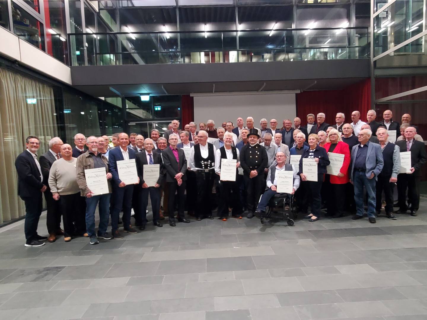 Ein tolles Bild: die 64 Geehrten mit ihren Goldenen Meisterbriefen